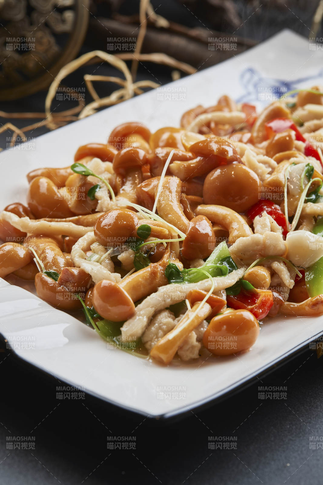 长白瓷盘装的鸡丝豆苗小炒海鲜菇图片