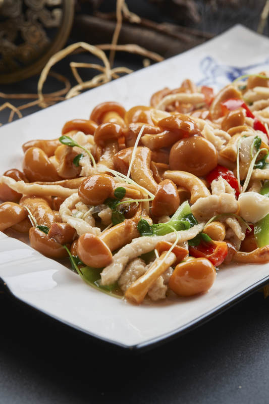 长白瓷盘装的鸡丝豆苗小炒海鲜菇图片