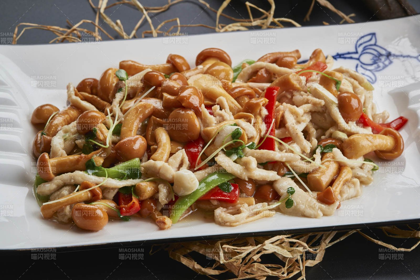 长白瓷盘装的鸡丝豆苗小炒海鲜菇图片