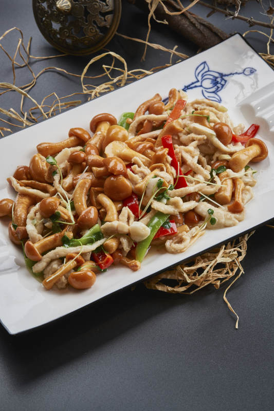 长白瓷盘装的鸡丝豆苗小炒海鲜菇图片