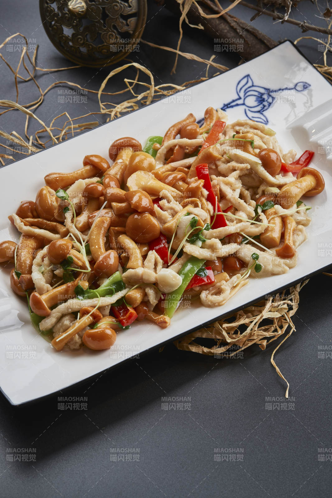 长白瓷盘装的鸡丝豆苗小炒海鲜菇图片