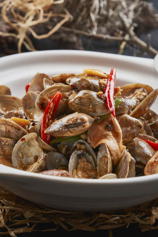 白色砂锅装的辣椒煲花蛤图片