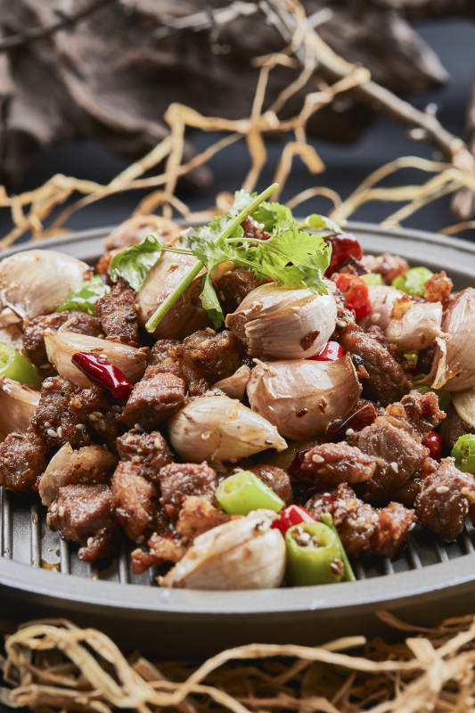 铁板餐具装的孜然毛蒜烧羊肉图片