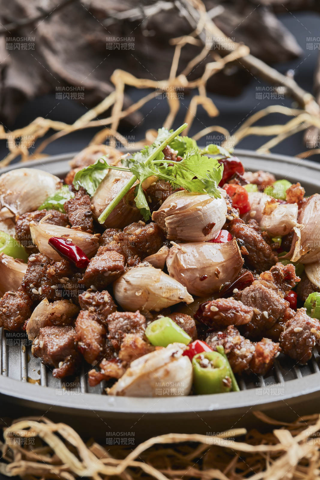 铁板餐具装的孜然毛蒜烧羊肉图片