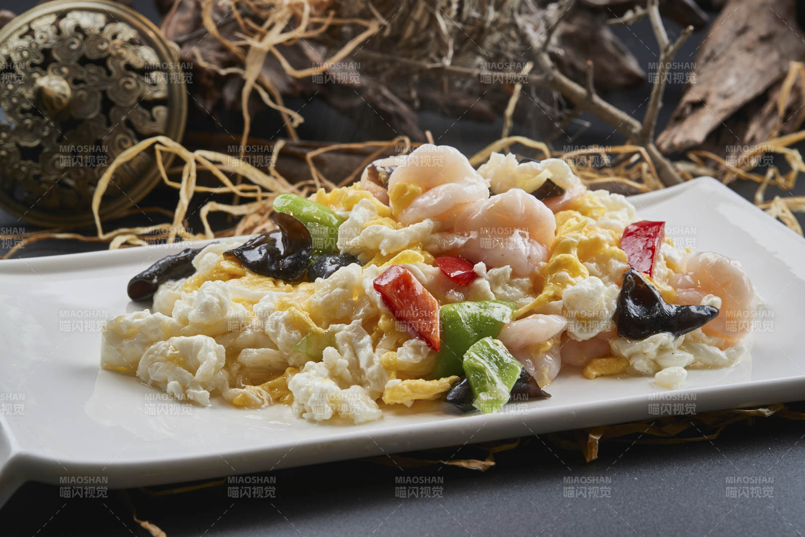 白瓷盘装的芙蓉蛋青椒木耳炒虾仁图片