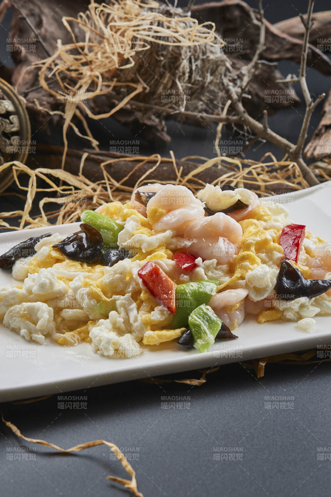 白瓷盘装的芙蓉蛋青椒木耳炒虾仁图片