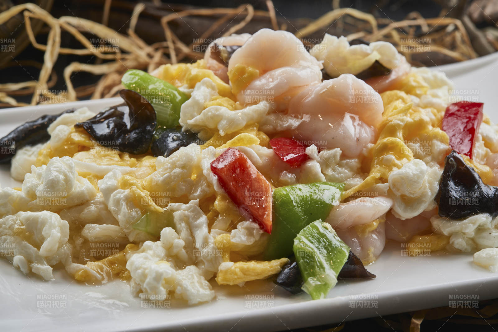 白瓷盘装的芙蓉蛋青椒木耳炒虾仁图片