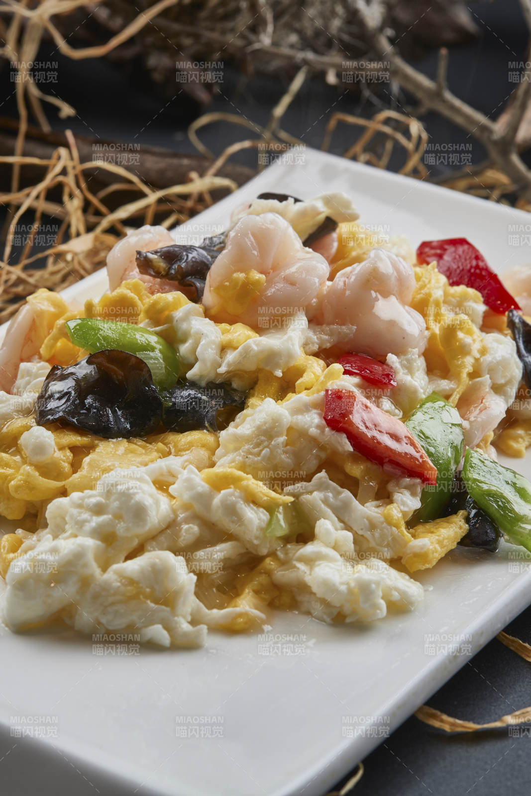 白瓷盘装的芙蓉蛋青椒木耳炒虾仁图片