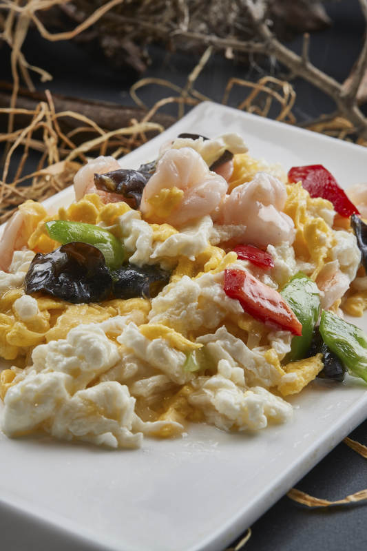 白瓷盘装的芙蓉蛋青椒木耳炒虾仁图片