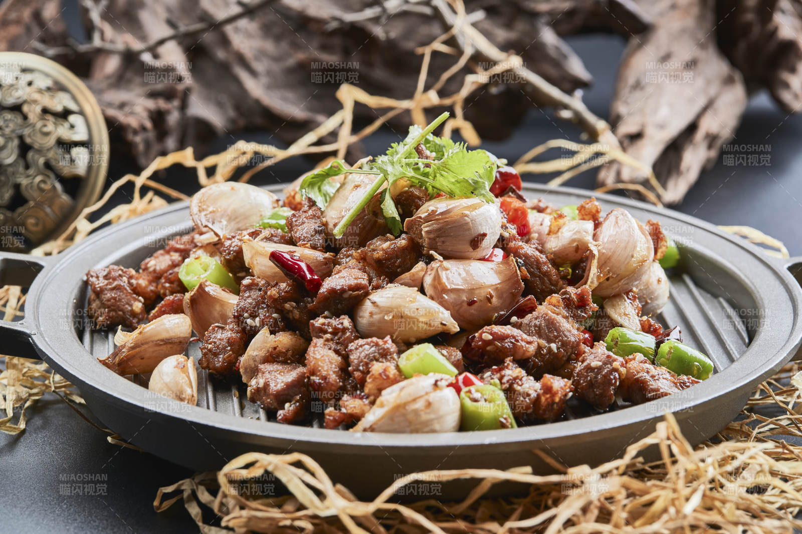 铁板餐具装的孜然毛蒜烧羊肉图片