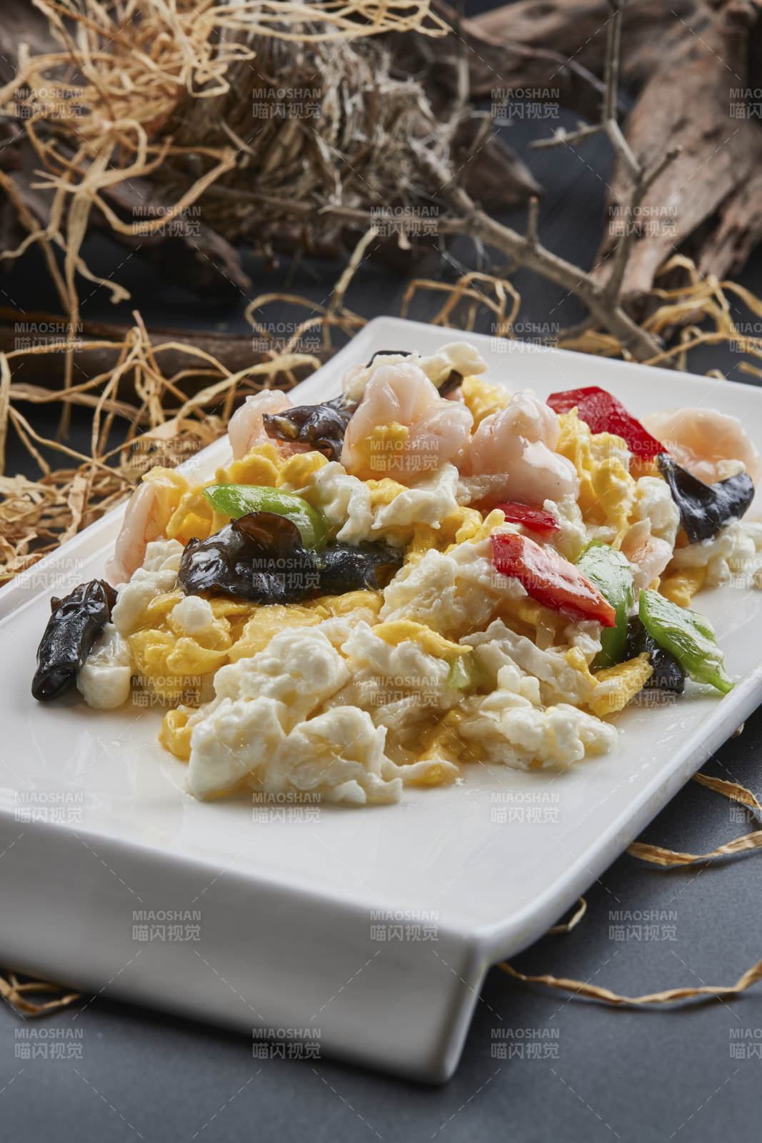 白瓷盘装的芙蓉蛋青椒木耳炒虾仁图片