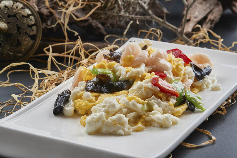 白瓷盘装的芙蓉蛋青椒木耳炒虾仁图片