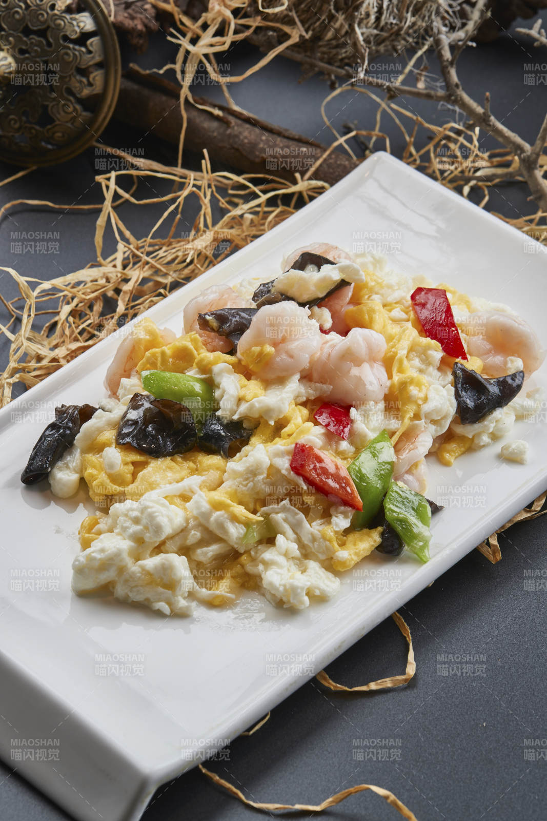 白瓷盘装的芙蓉蛋青椒木耳炒虾仁图片