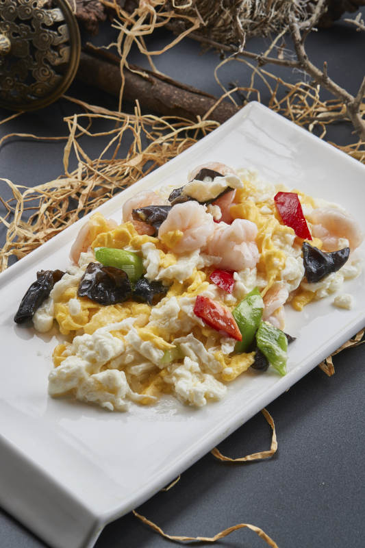 白瓷盘装的芙蓉蛋青椒木耳炒虾仁图片