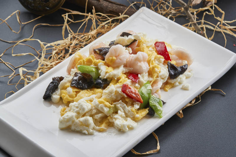 白瓷盘装的芙蓉蛋青椒木耳炒虾仁图片