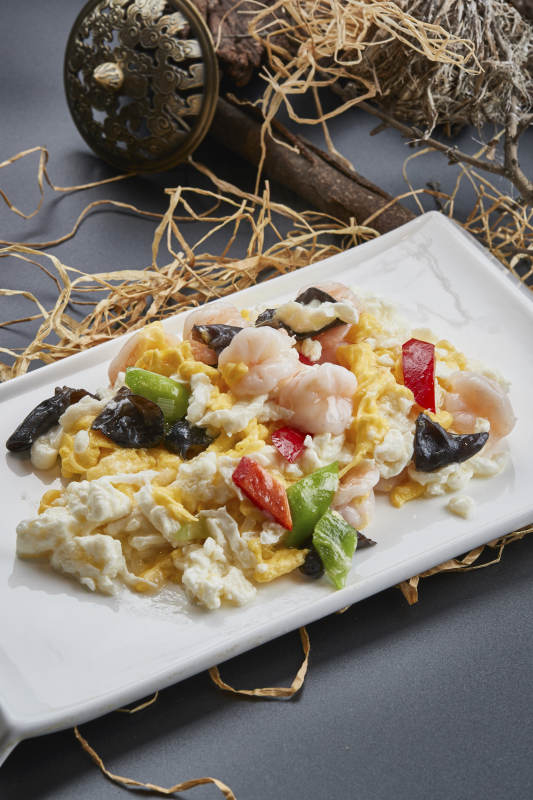 白瓷盘装的芙蓉蛋青椒木耳炒虾仁图片