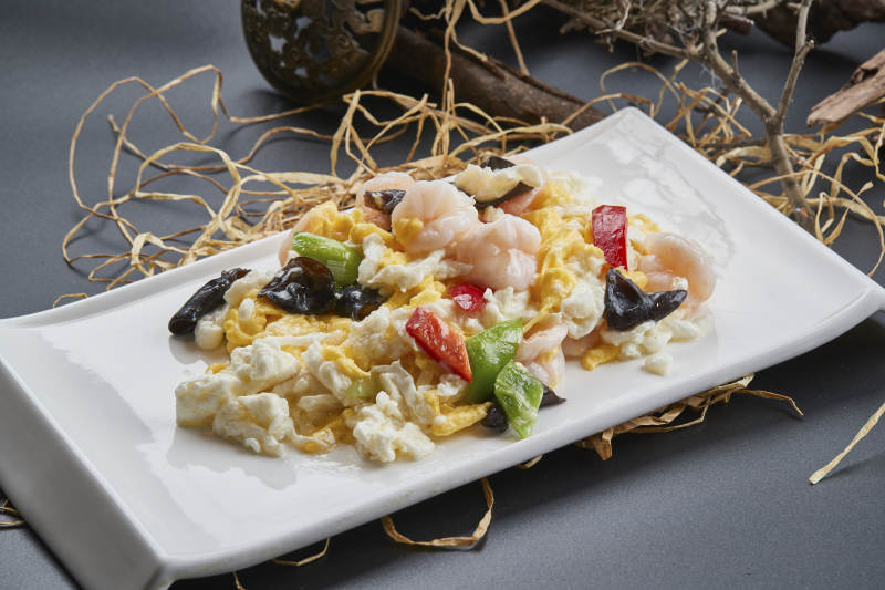 白瓷盘装的芙蓉蛋青椒木耳炒虾仁图片