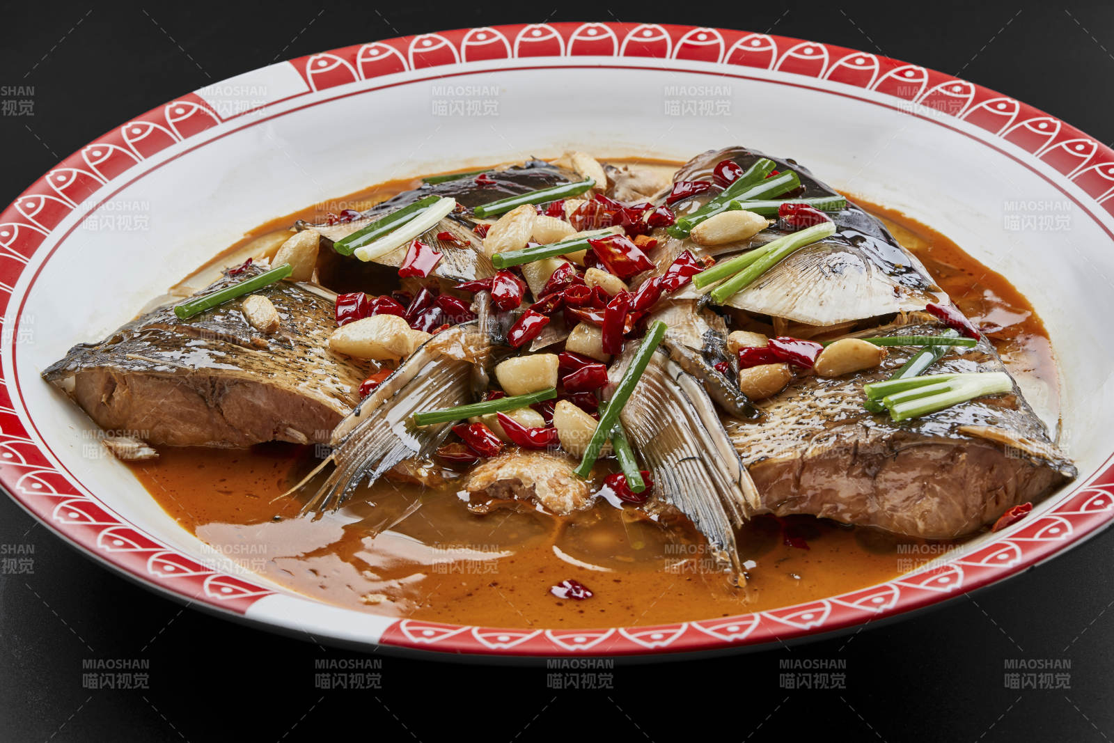 大瓷盘装的酱香千岛湖野生大鲢鱼头图片