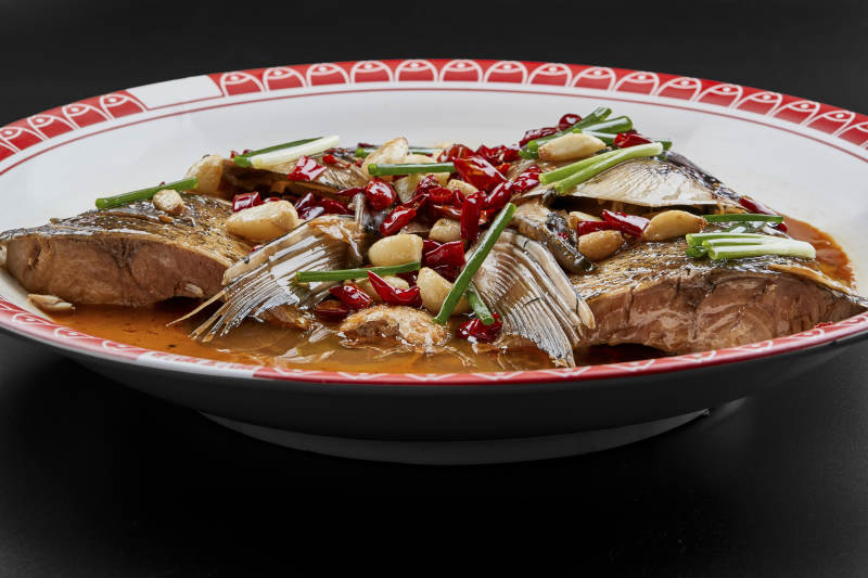 大瓷盘装的酱香千岛湖野生大鲢鱼头图片