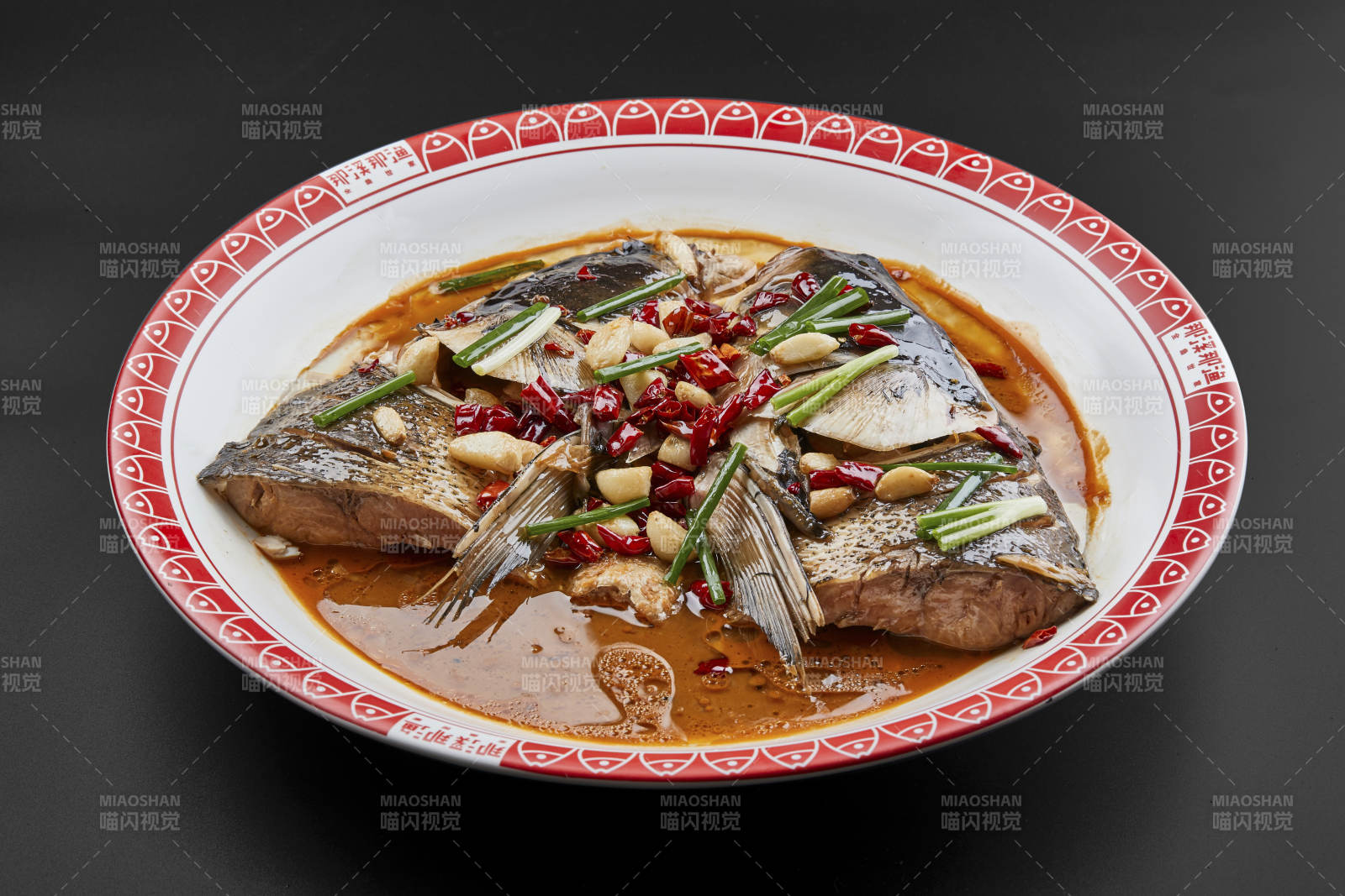 大瓷盘装的酱香千岛湖野生大鲢鱼头图片