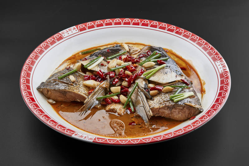 大瓷盘装的酱香千岛湖野生大鲢鱼头图片