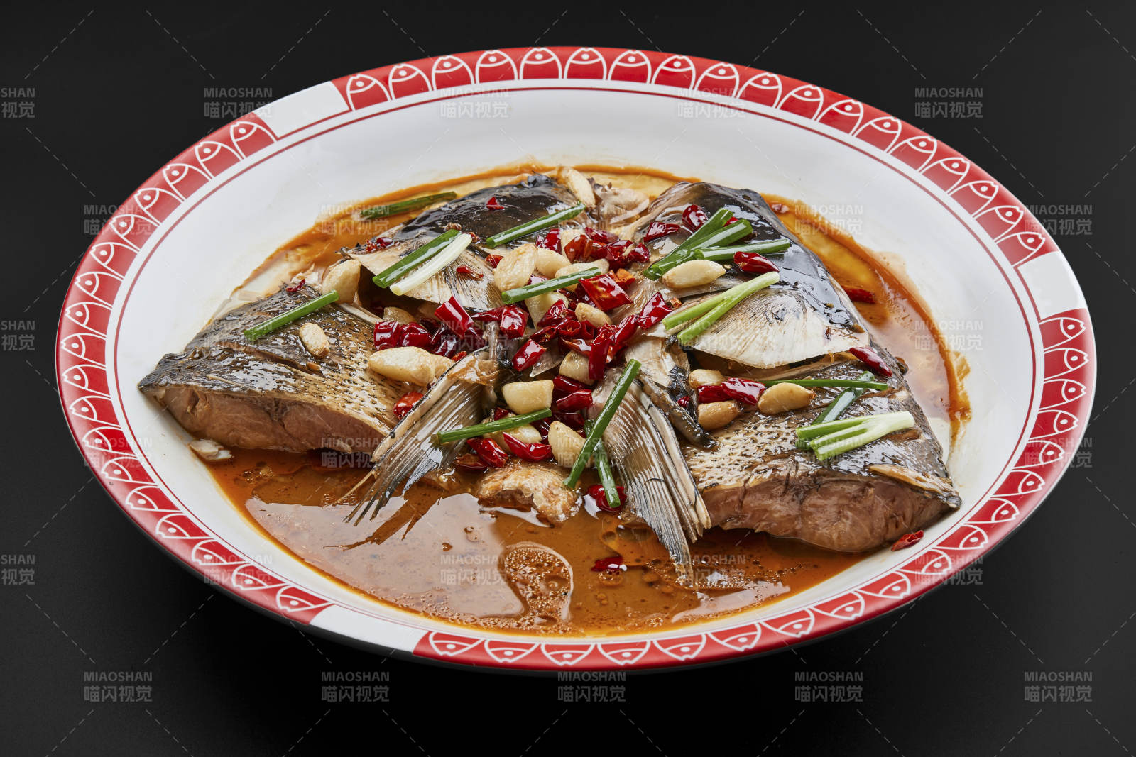 大瓷盘装的酱香千岛湖野生大鲢鱼头图片