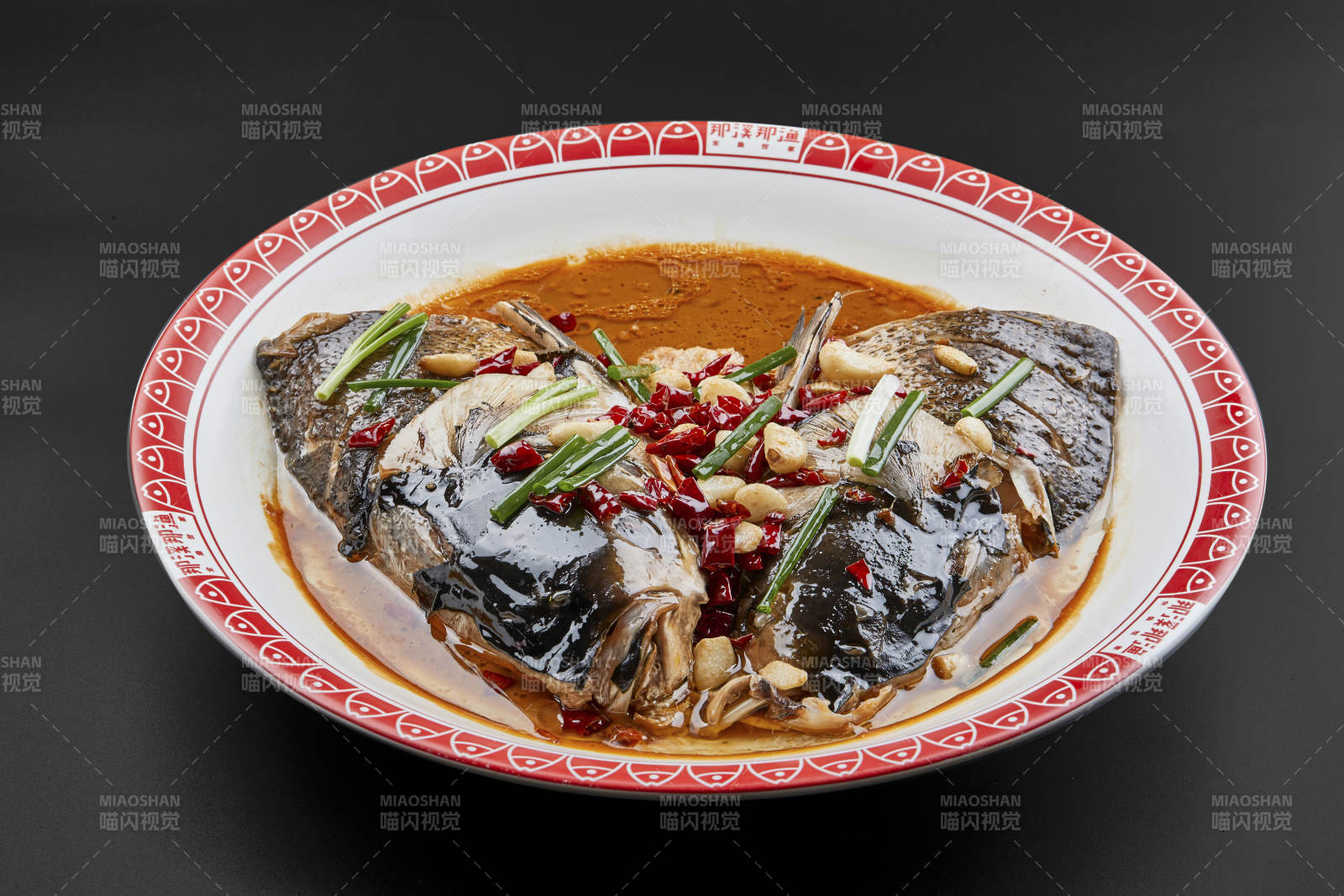 大瓷盘装的酱香千岛湖野生大鲢鱼头图片