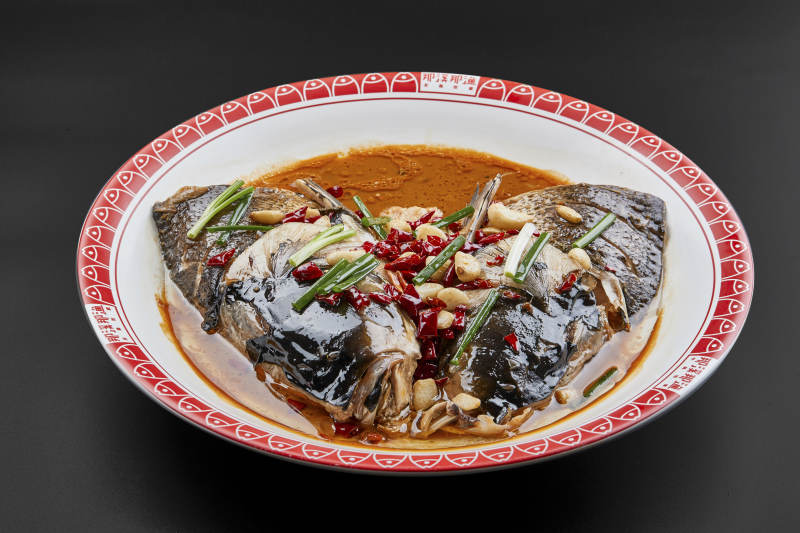 大瓷盘装的酱香千岛湖野生大鲢鱼头图片