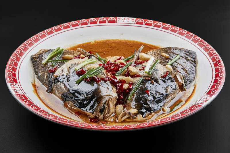 大瓷盘装的酱香千岛湖野生大鲢鱼头图片