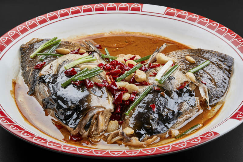 大瓷盘装的酱香千岛湖野生大鲢鱼头图片