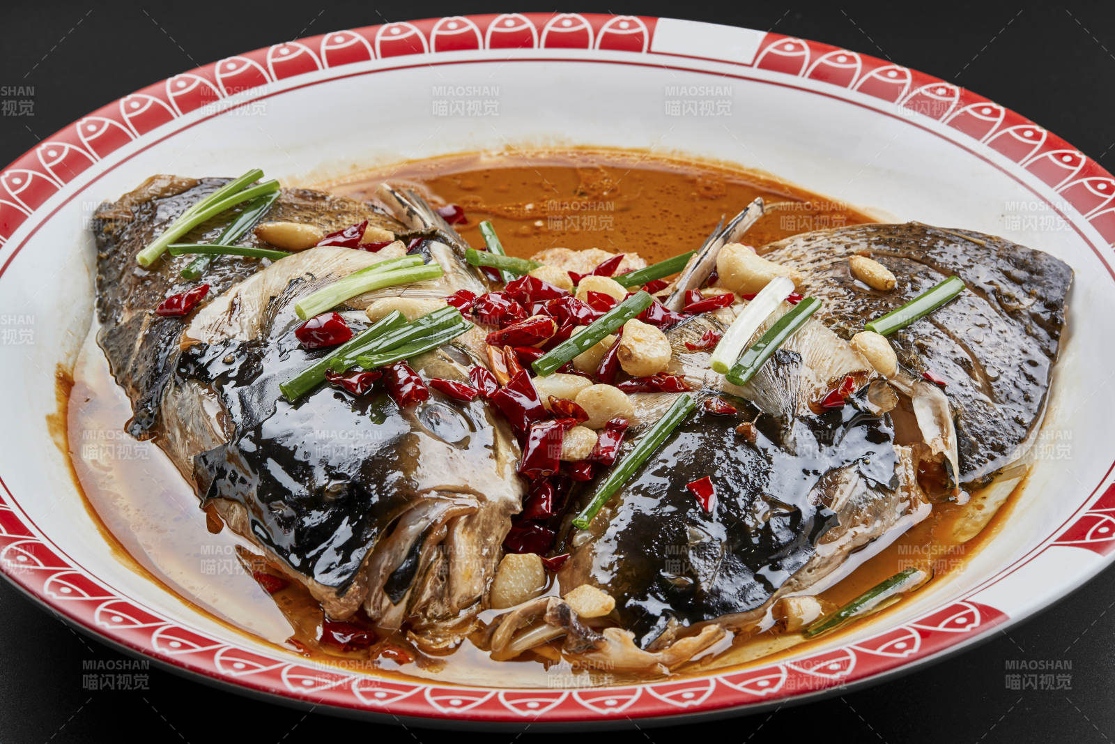 大瓷盘装的酱香千岛湖野生大鲢鱼头图片