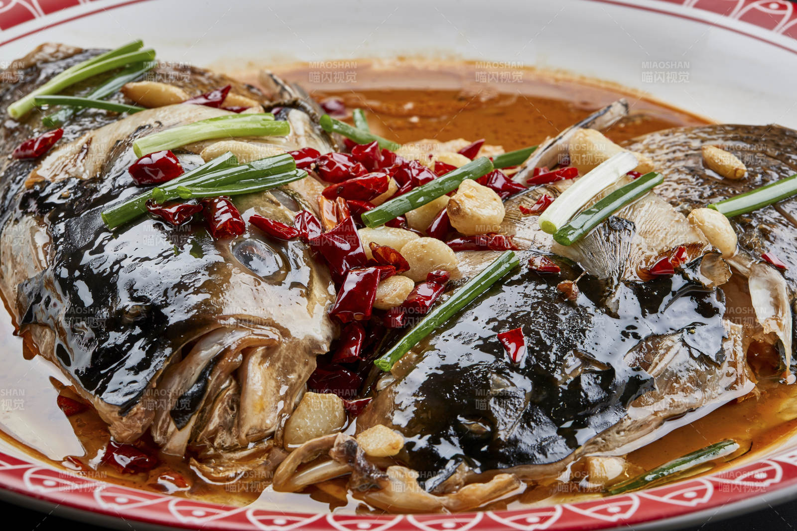 大瓷盘装的酱香千岛湖野生大鲢鱼头图片