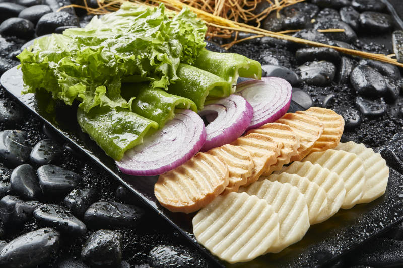 白色瓷盘装的烤肉食材时蔬大拼盘图片