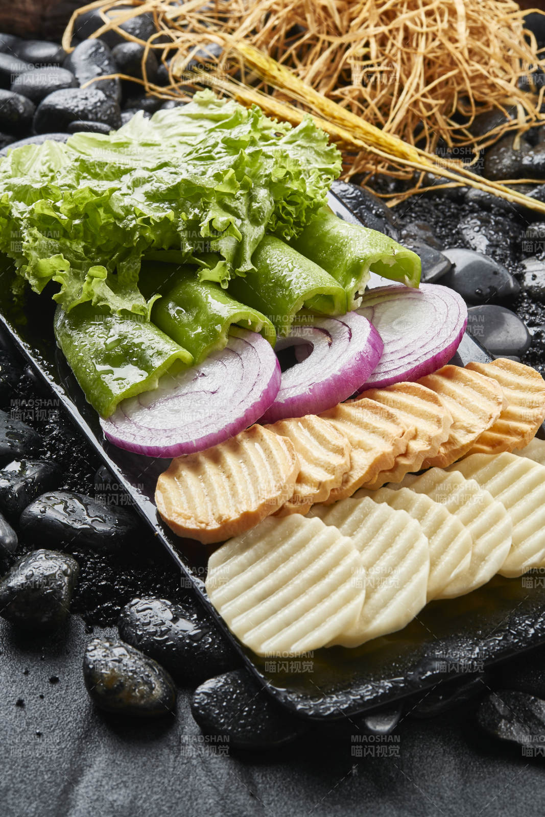 白色瓷盘装的烤肉食材时蔬大拼盘图片