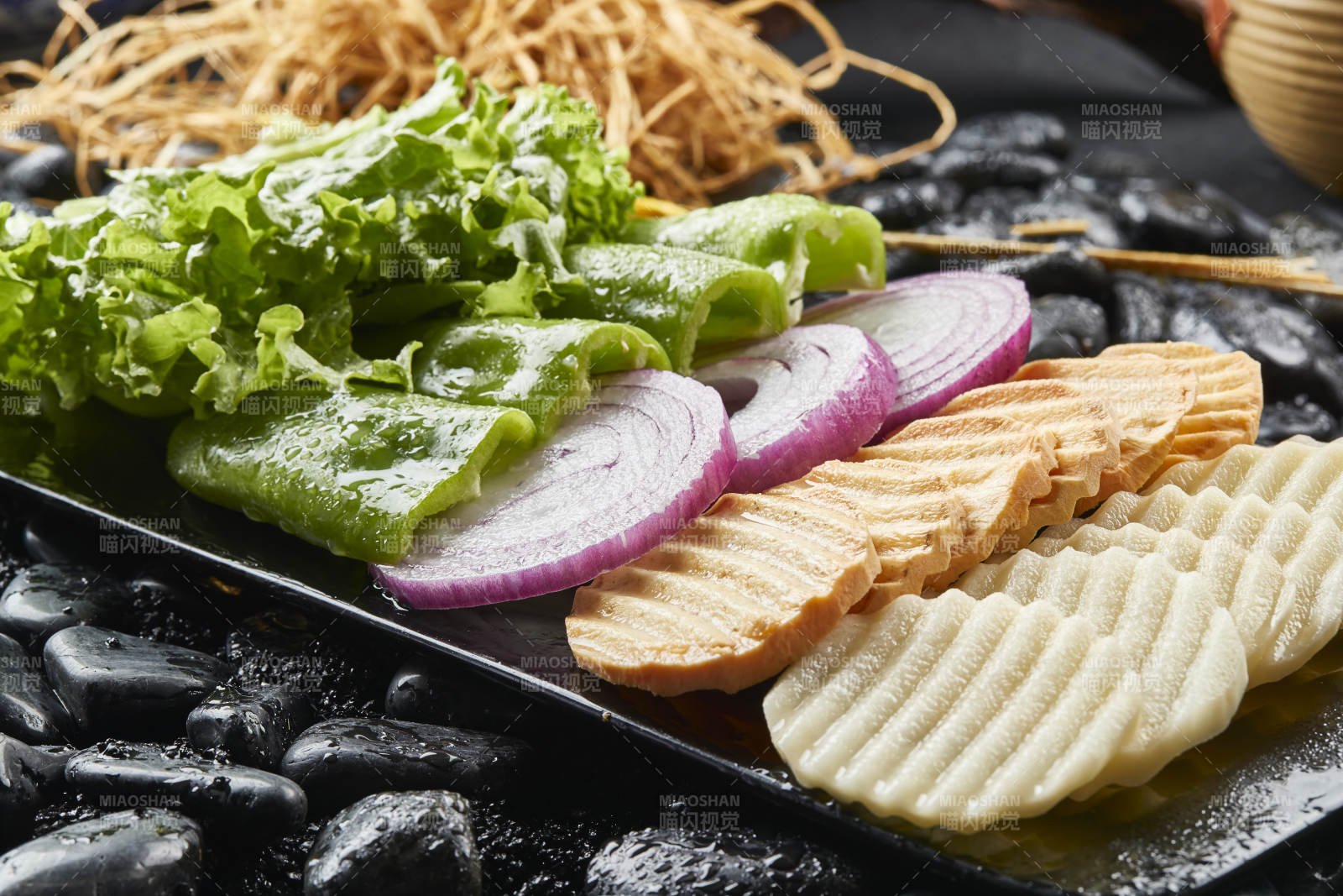 白色瓷盘装的烤肉食材时蔬大拼盘图片