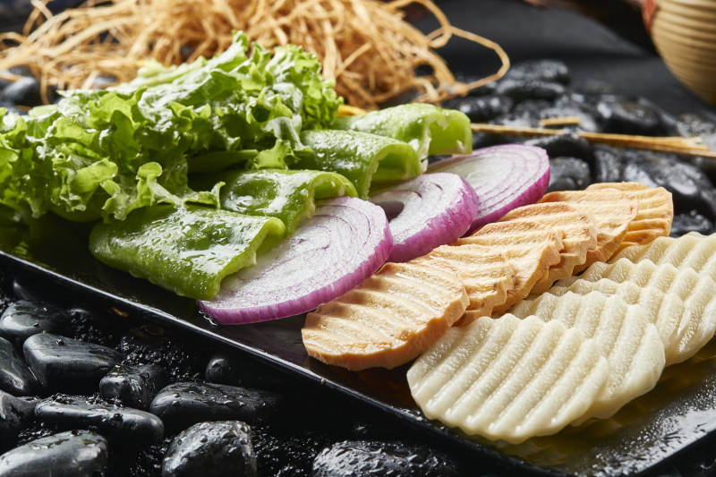 白色瓷盘装的烤肉食材时蔬大拼盘图片