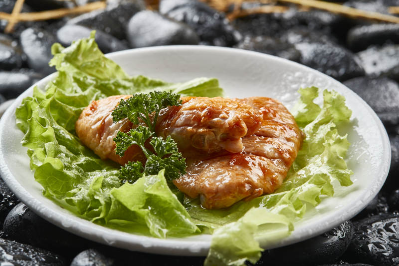 白色瓷盘装的烤肉食材生腌渍鸡翅图片