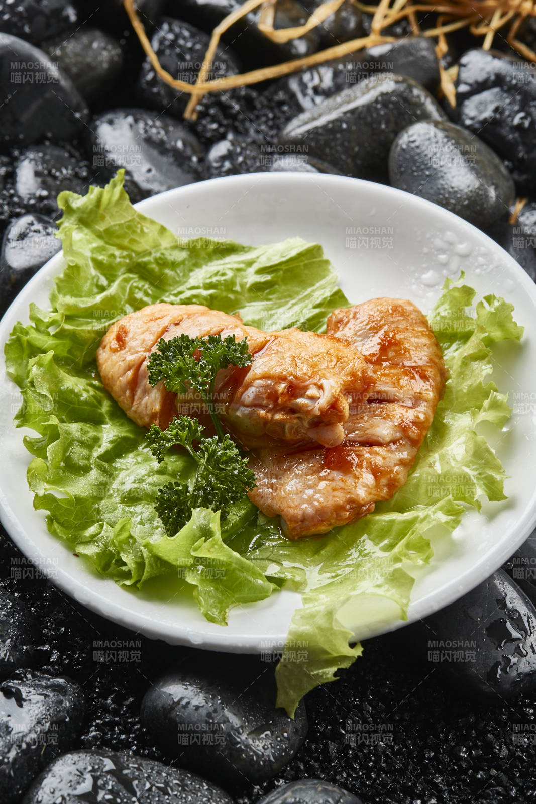 白色瓷盘装的烤肉食材生腌渍鸡翅图片