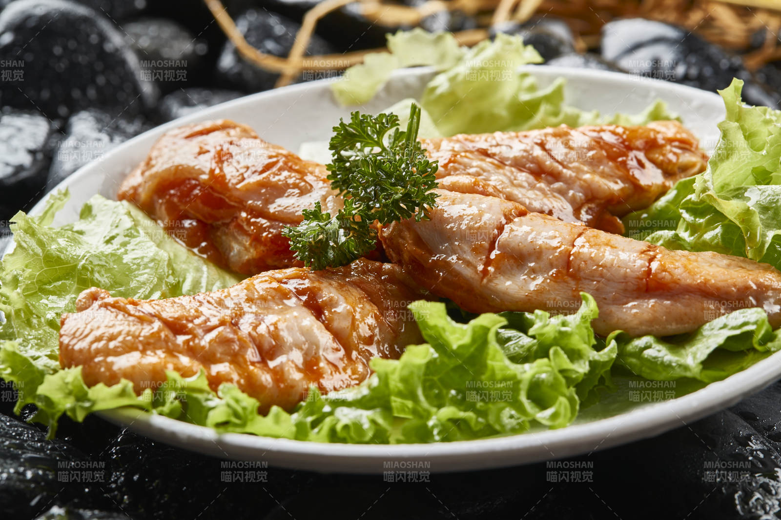 白色瓷盘装的烤肉食材生腌渍鸡翅图片