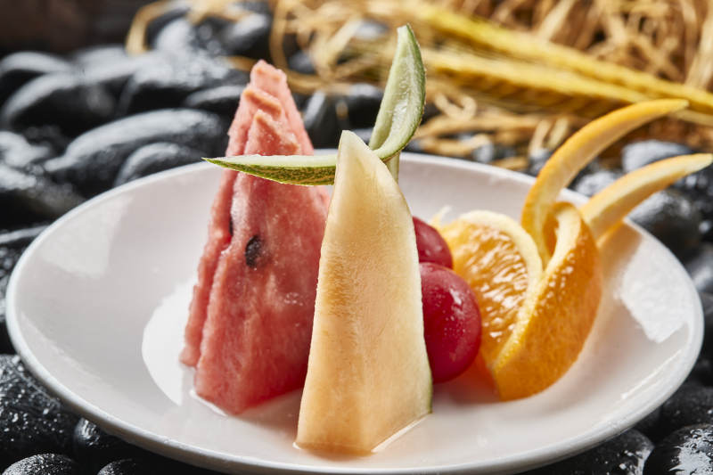 赠送类位餐小果盘西瓜蜜瓜葡萄橙子图片