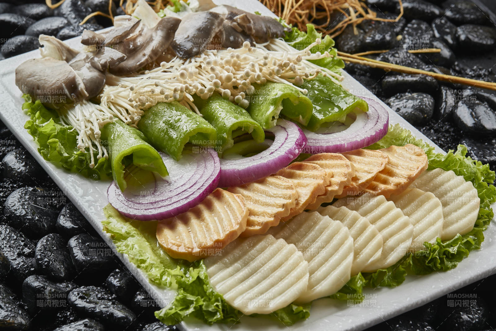 白色瓷盘装的烤肉食材时蔬大拼盘图片