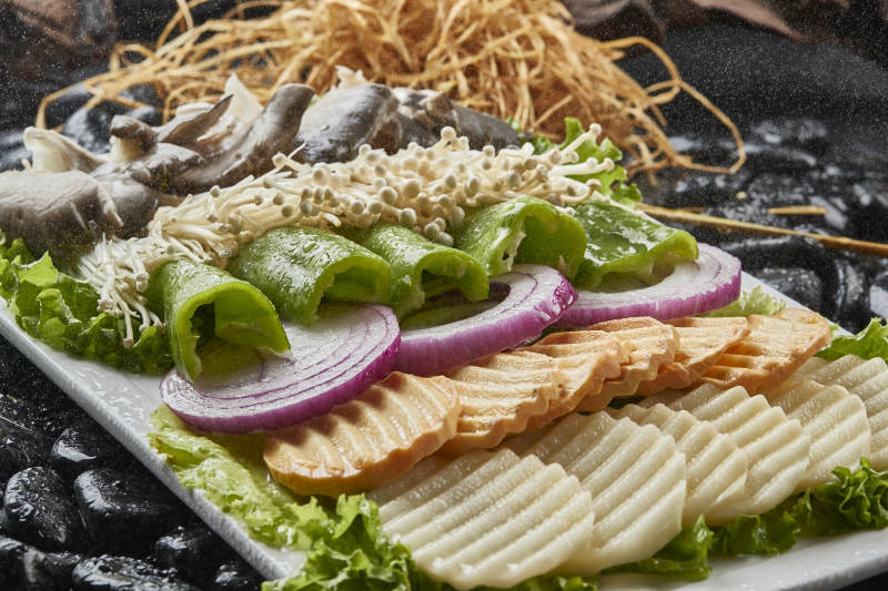 白色瓷盘装的烤肉食材时蔬大拼盘图片