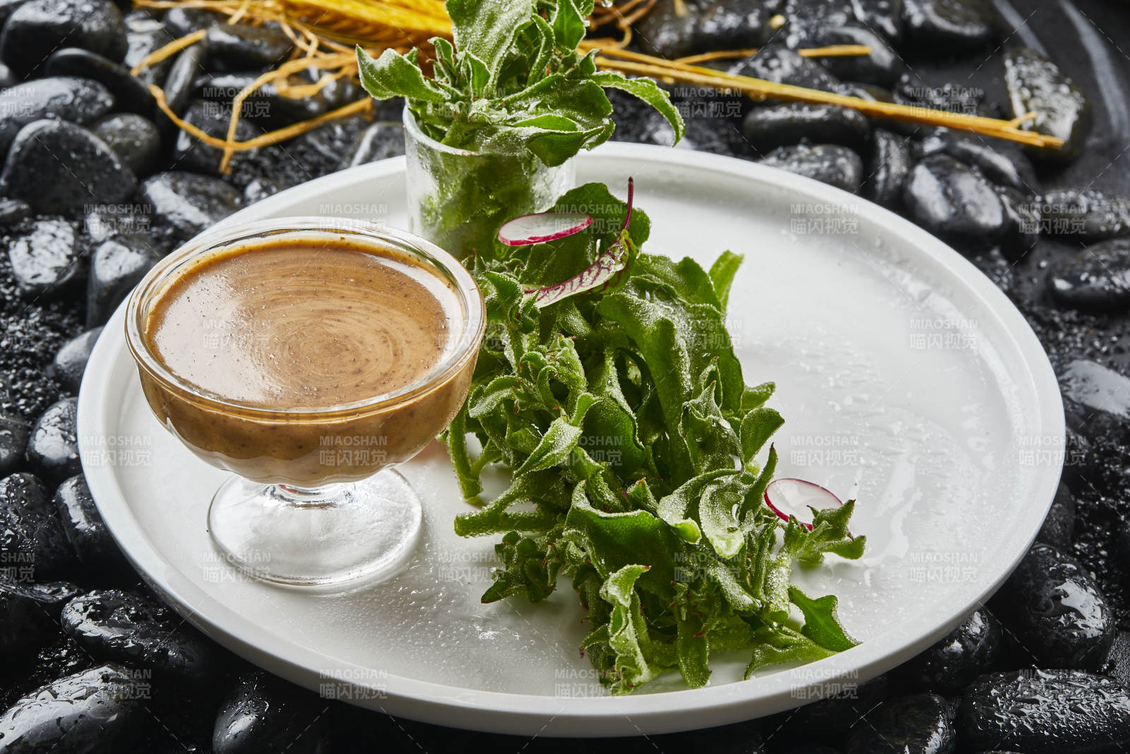 白色瓷盘装的凯撒酱配新鲜穿心莲图片