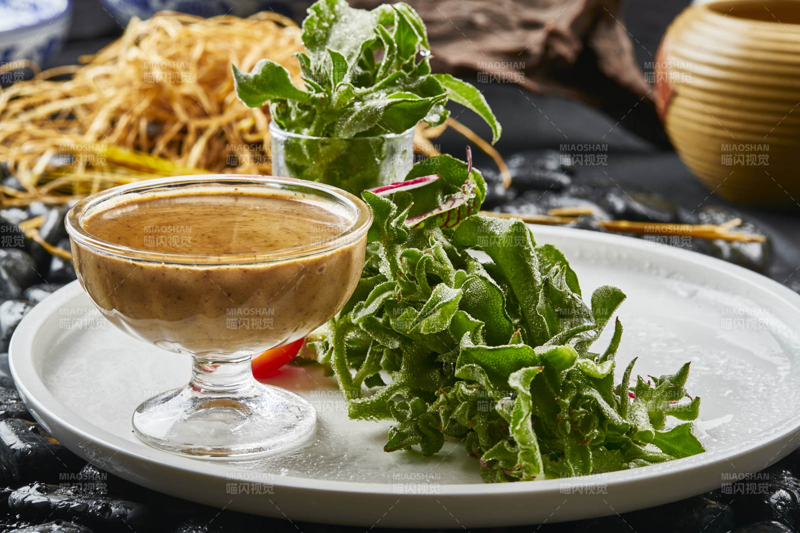 白色瓷盘装的凯撒酱配新鲜穿心莲图片