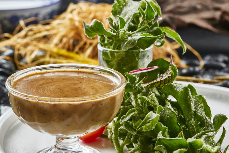 白色瓷盘装的凯撒酱配新鲜穿心莲图片