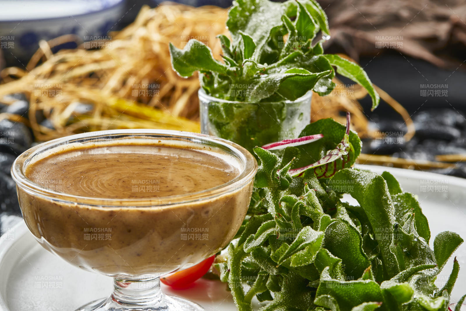 白色瓷盘装的凯撒酱配新鲜穿心莲图片