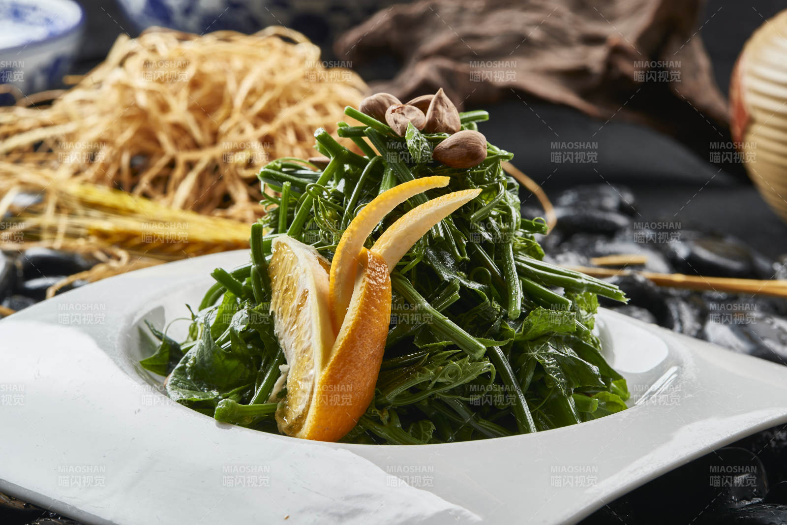 白色瓷盘装的鲜橙杏仁儿拌蕨菜图片
