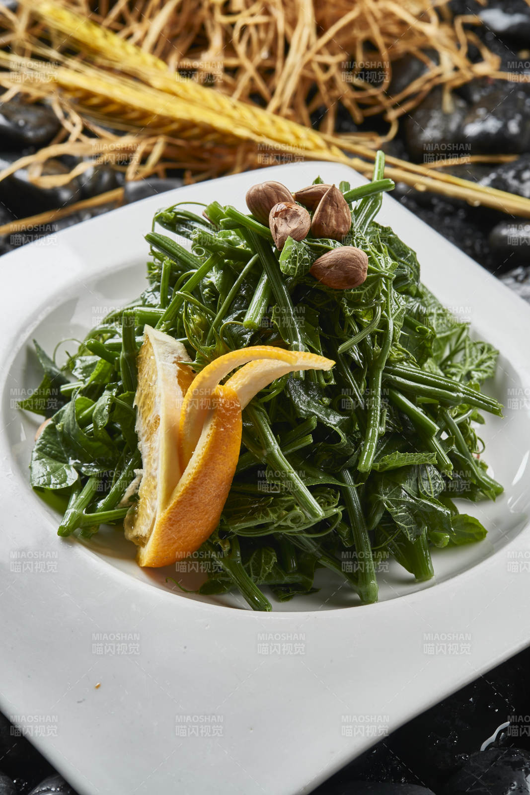 白色瓷盘装的鲜橙杏仁儿拌蕨菜图片