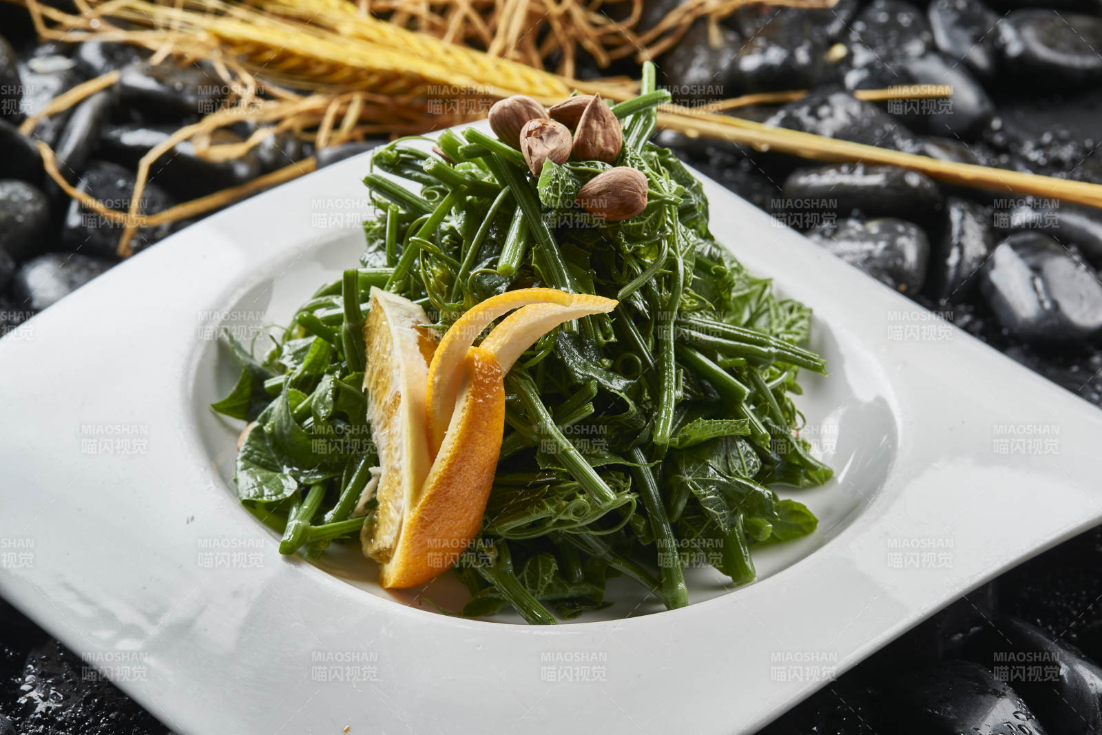 白色瓷盘装的鲜橙杏仁儿拌蕨菜图片