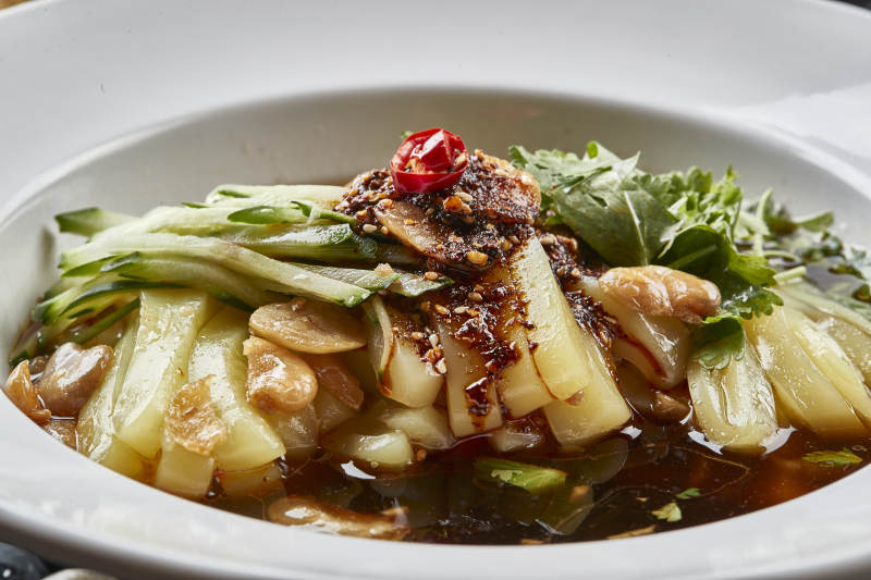 白色瓷盘装的美味白斩鸡图片